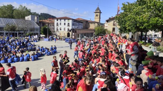 Mungia lleva a los escolares a clase caminando por el Día sin coche