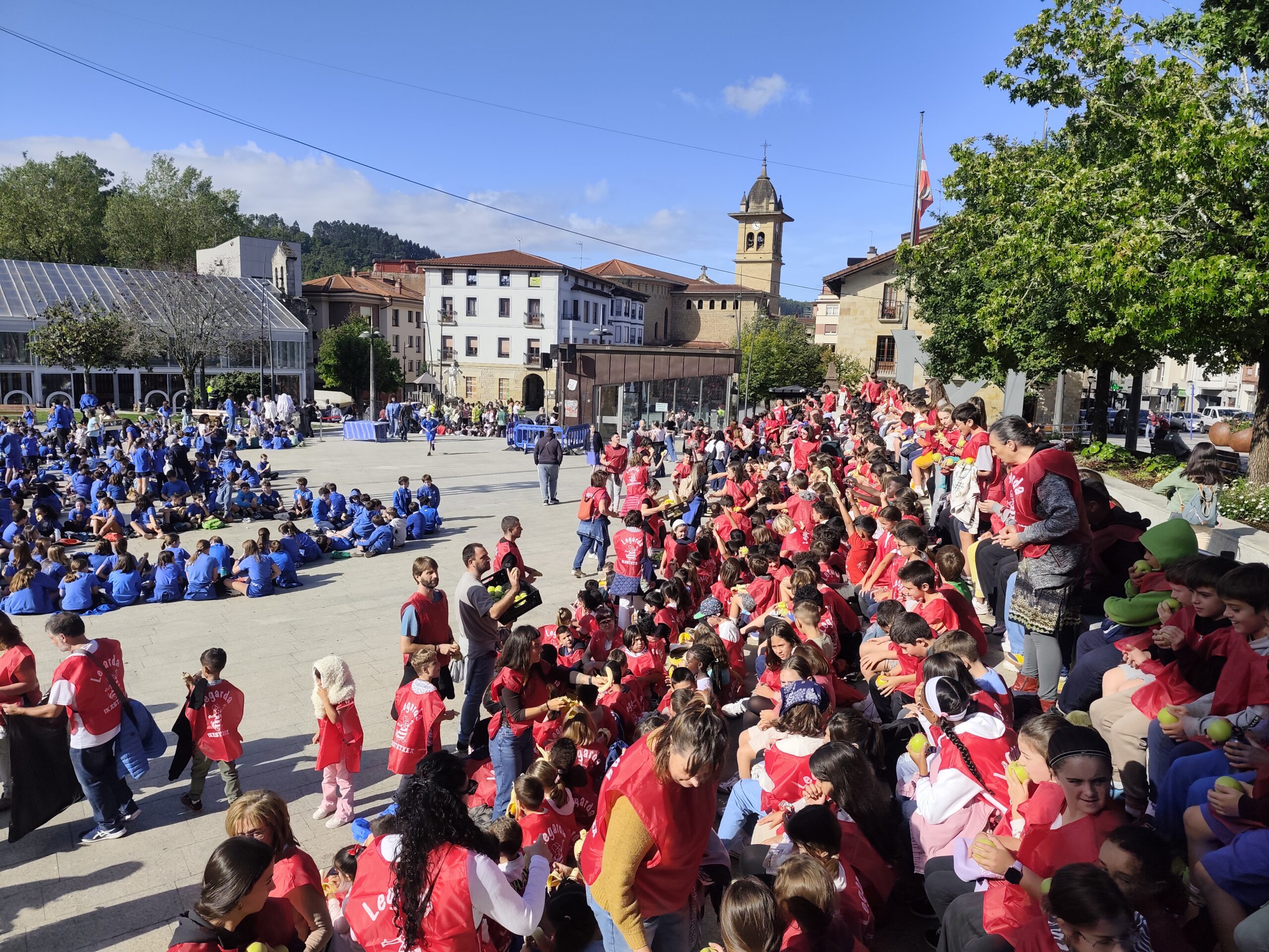 Mungia lleva a los escolares a clase caminando por el Día sin coche