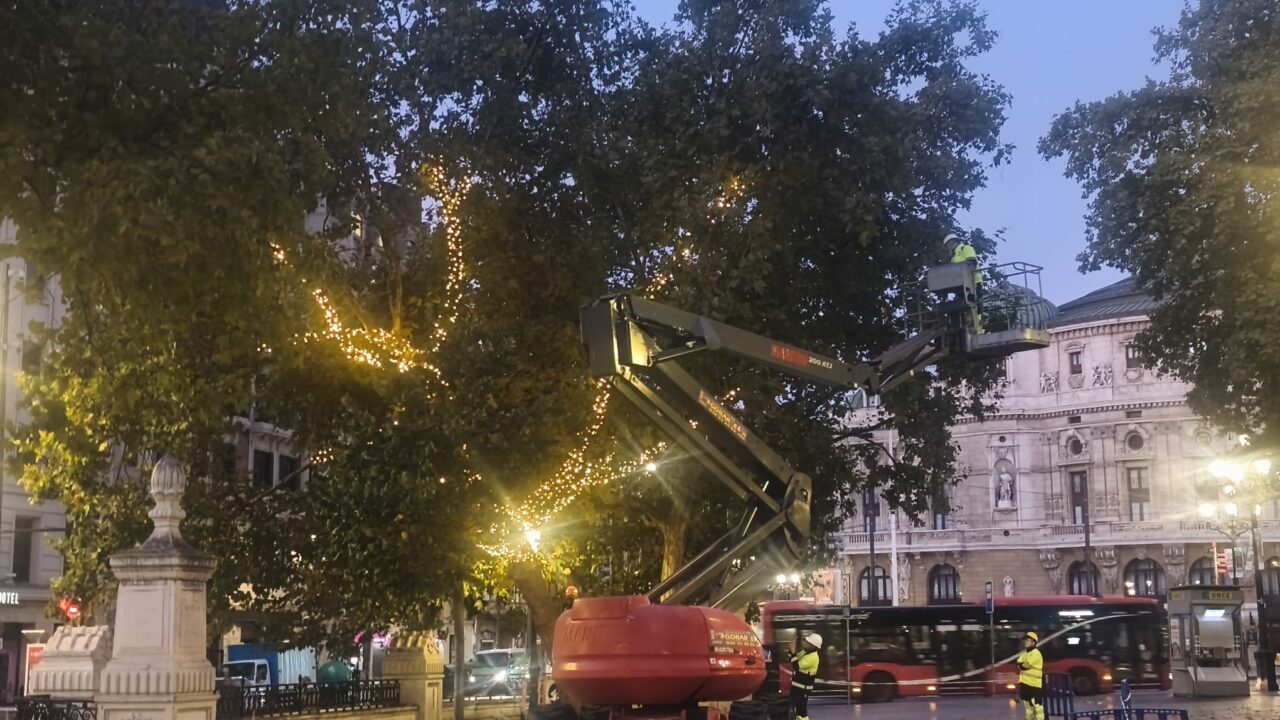 Bilbao comienza a colocar sus luces de Navidad con alguna sorpresa