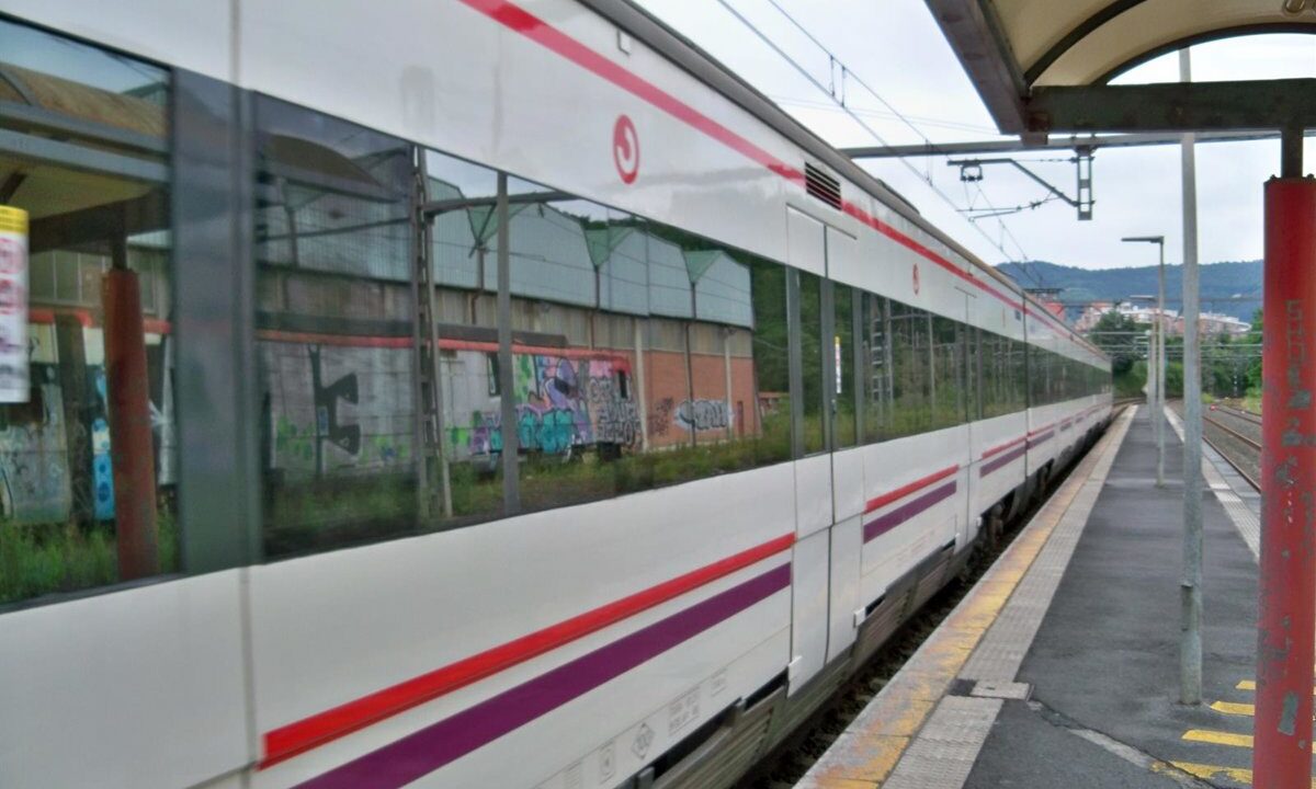 El primer tren Lottu empieza a circular en pruebas en la C3 Bilbao-Orduña