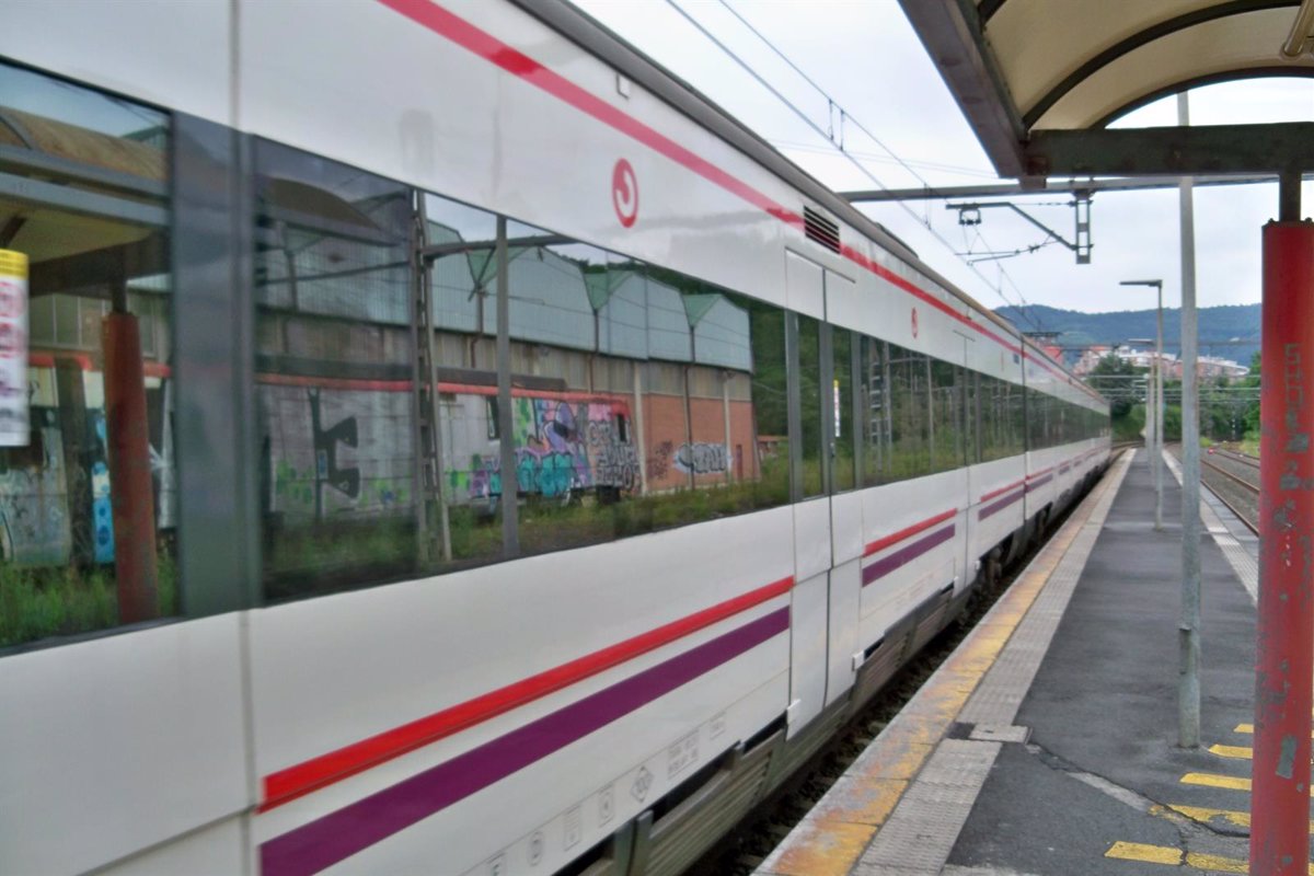 El primer tren Lottu empieza a circular en pruebas en la C3 Bilbao-Orduña