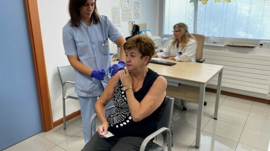 La campaña de vacunación frente a la gripe y el covid arrancará el 5 de octubre en Euskadi para la población en general