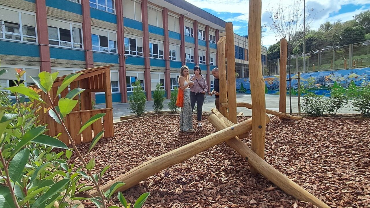 Bilbao reforma el patio del colegio Zazpilanda con nuevas zonas de juego inclusivas