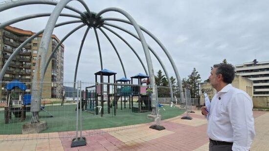 Comienza la colocación de la nueva cubierta del parque infantil de Balejo en Cruces