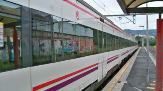 El primer tren Lottu empieza a circular en pruebas en la C3 Bilbao-Orduña
