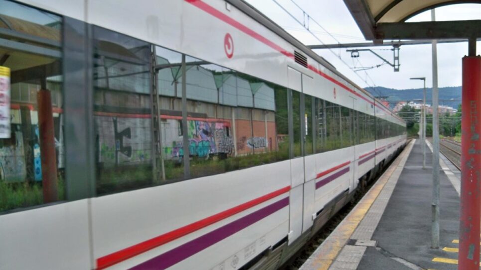 El primer tren Lottu empieza a circular en pruebas en la C3 Bilbao-Orduña