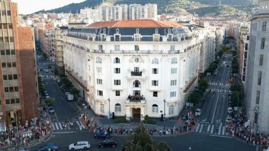 El Hotel Carlton celebra sus 100 años convirtiendo Bilbao en un gran escenario de ópera