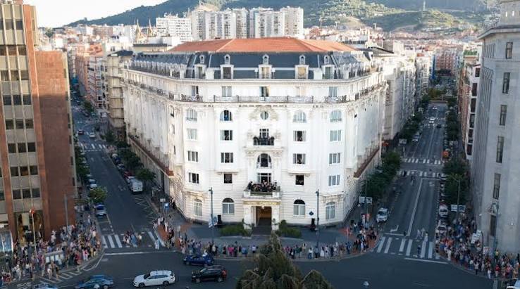 El Hotel Carlton celebra sus 100 años convirtiendo Bilbao en un gran escenario de ópera