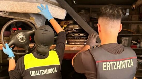 Investigan a seis personas tras localizar piezas de 16 vehículos en un solar de Ortuella