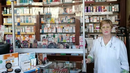 La farmacéutica de Andra Mari que vio crecer a varias generaciones se jubila tras 42 años