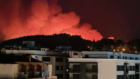 Los bomberos dan por extinguido el incendio de Derio y Loiu a las 5:30 de la madrugada