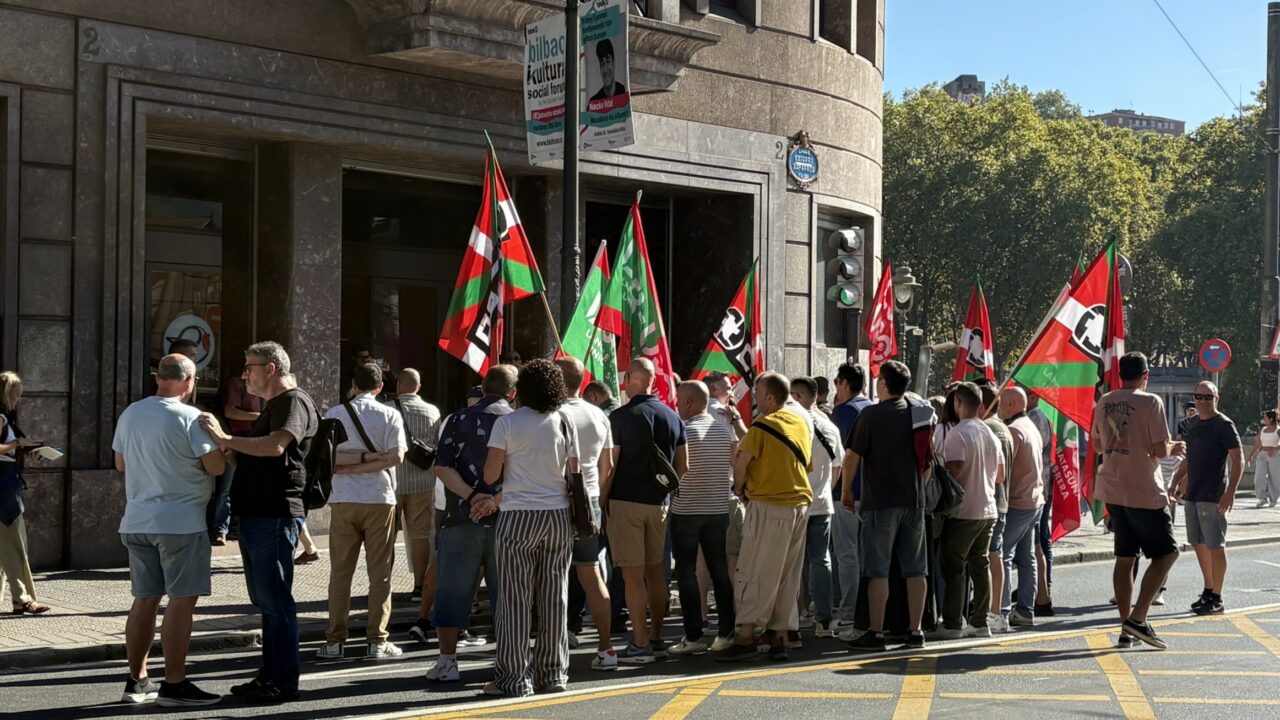 «Metro, a mí me pegan y a ti te la pela» protestan los vigilantes de seguridad del metro
