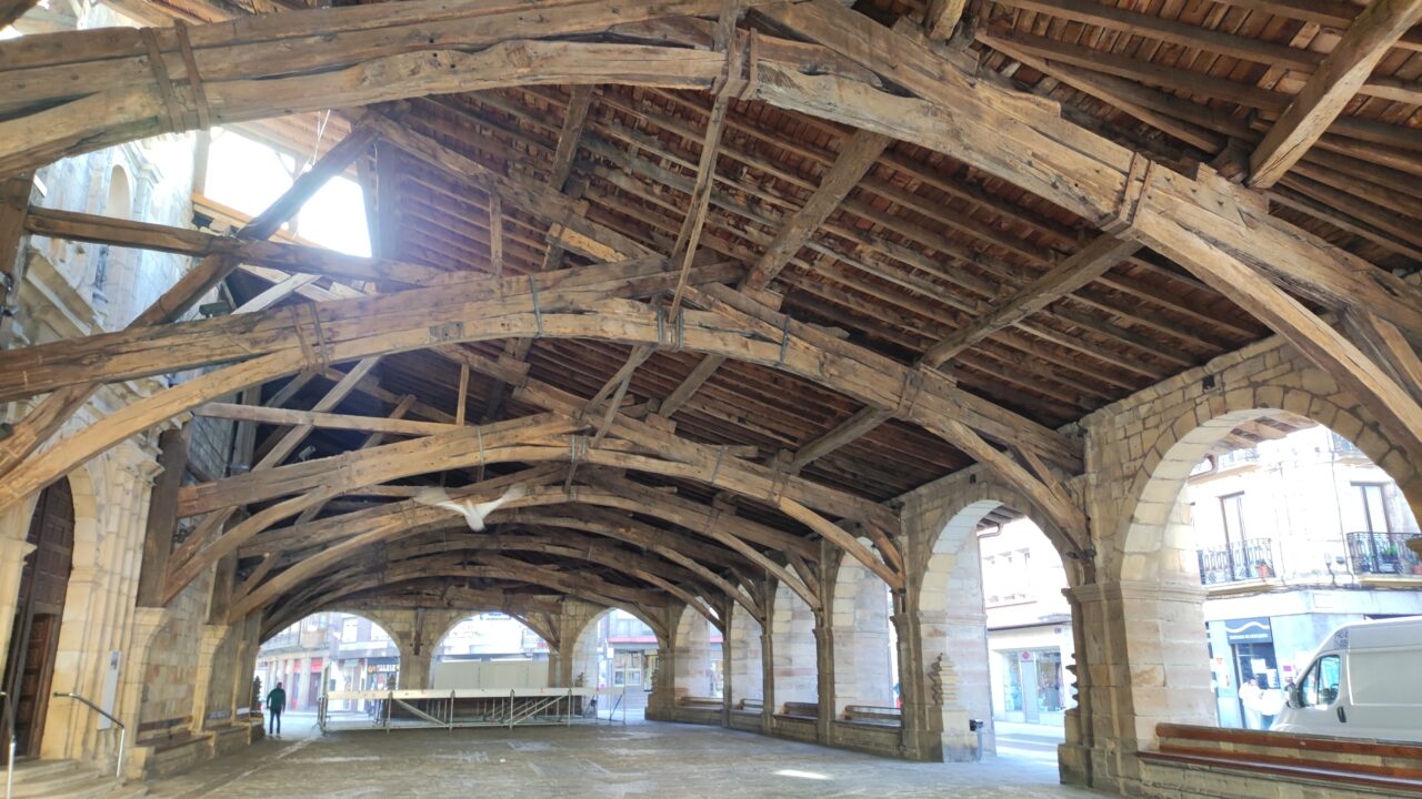 Vecinos denuncian que el Pórtico de Santa María se ha convertido en el meadero de Durango