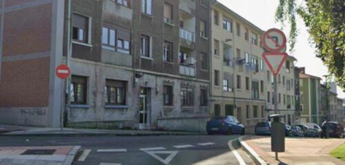 Vecinos de Llano en Barakaldo reclaman la mejora de aceras, calzadas y más iluminación