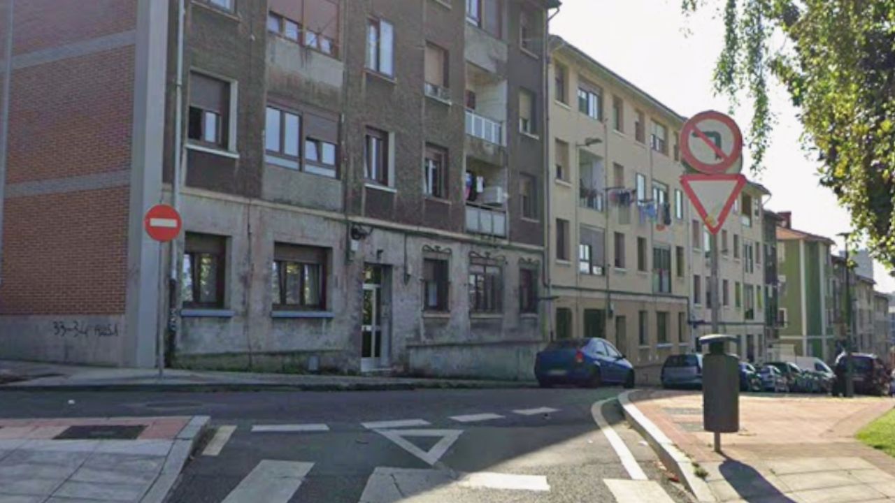 Vecinos de Llano en Barakaldo reclaman la mejora de aceras, calzadas y más iluminación