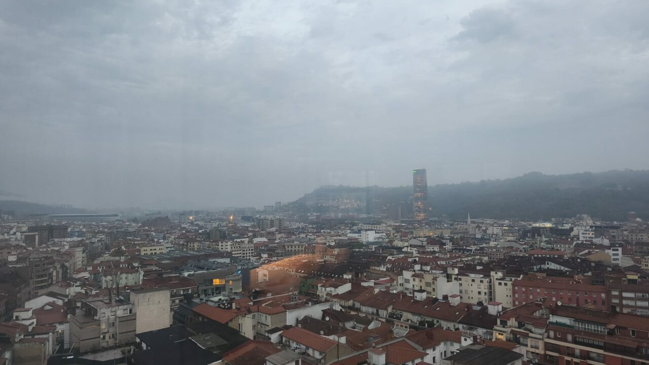 La niebla obliga a desvíar vuelos en el aeropuerto de Loiu a primera hora