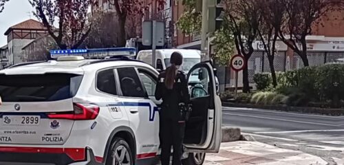 Roba a una mujer en Sondika y en su huida deja al menos un vecino herido