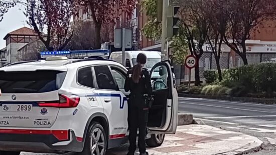 Roba a una mujer en Sondika y en su huida deja al menos un vecino herido