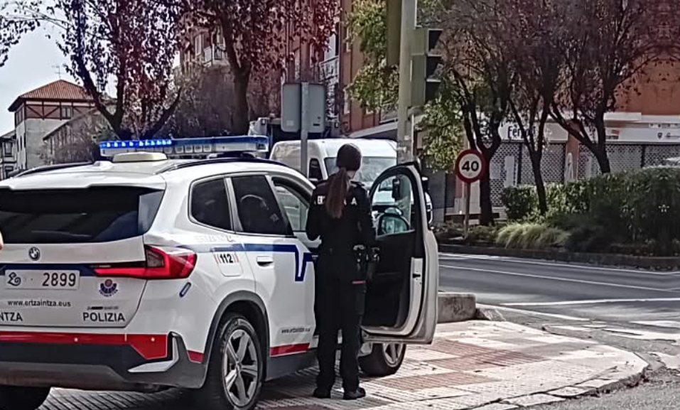 Roba a una mujer en Sondika y en su huida deja al menos un vecino herido
