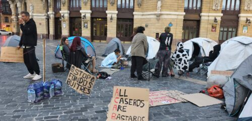 La acampada por la vivienda toma la plaza del Arriaga: “Hasta que haya un decreto, estaremos aquí”