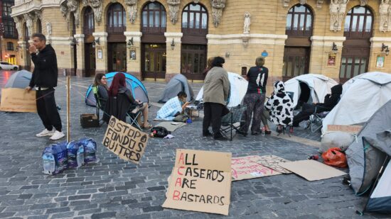 La acampada por la vivienda toma la plaza del Arriaga: “Hasta que haya un decreto, estaremos aquí”