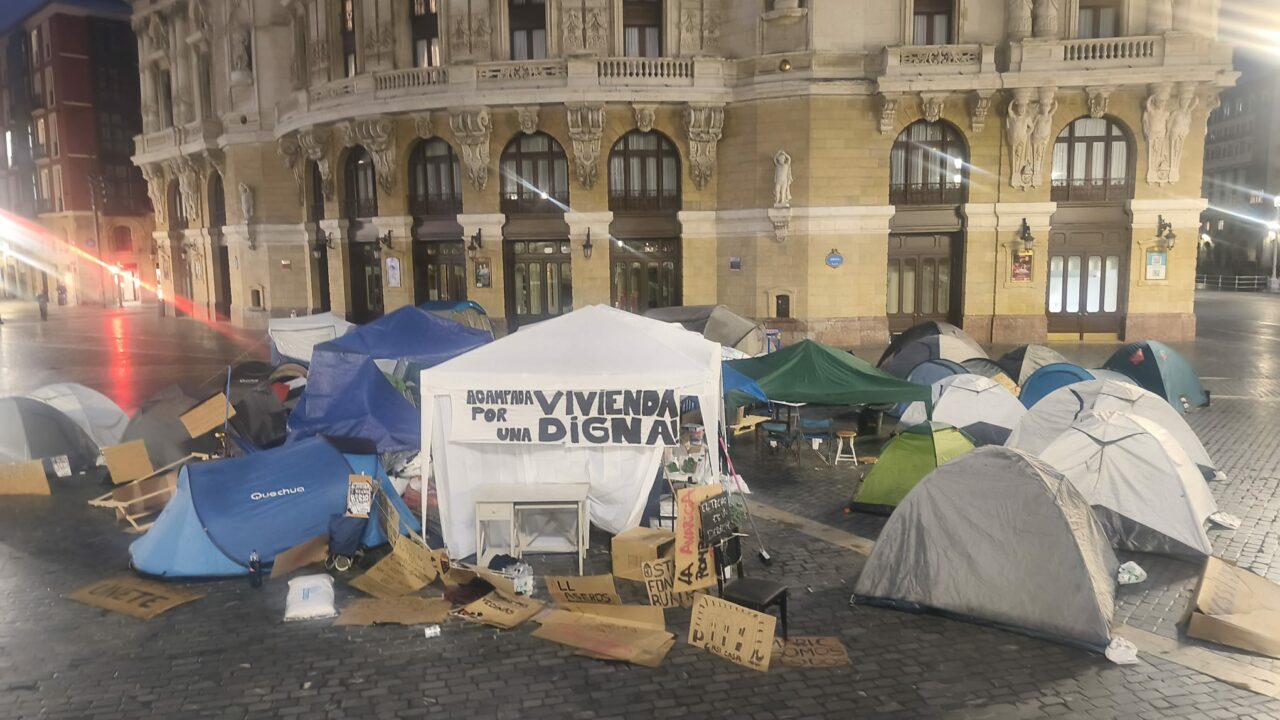 La acampada por una vivienda digna crece en Bilbao: ya supera las 30 tiendas en la plaza Arriaga