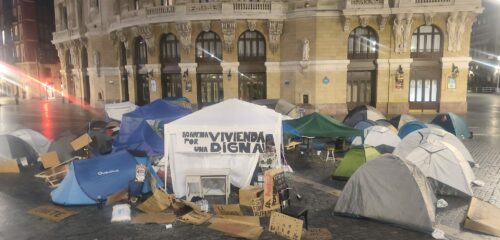 La acampada por una vivienda digna crece en Bilbao: ya supera las 30 tiendas en la plaza Arriaga