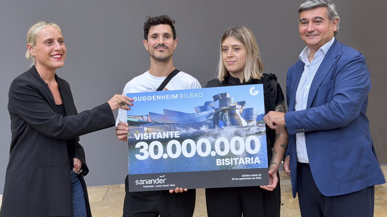Aixa y Rodrigo se convierten por sorpresa en los visitantes 30 millones del Museo Guggenheim Bilbao
