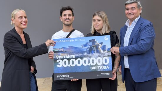 Aixa y Rodrigo se convierten por sorpresa en los visitantes 30 millones del Museo Guggenheim Bilbao