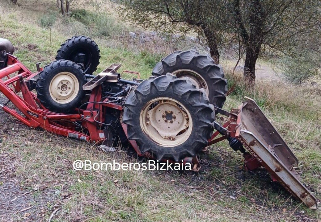 Muere un hombre tras volcar el tractor que conducía en Bermeo