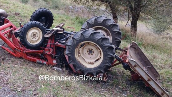 Muere un hombre tras volcar el tractor que conducía en Bermeo