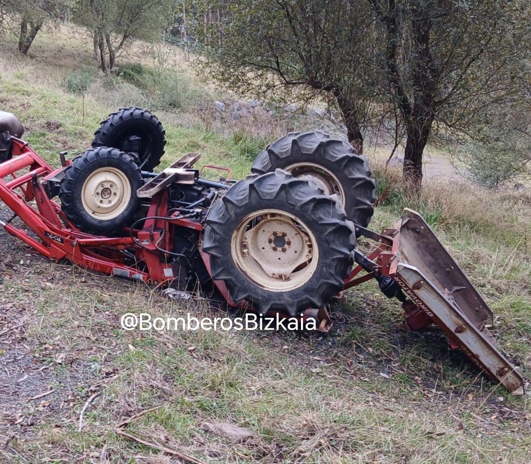Muere un hombre tras volcar el tractor que conducía en Bermeo