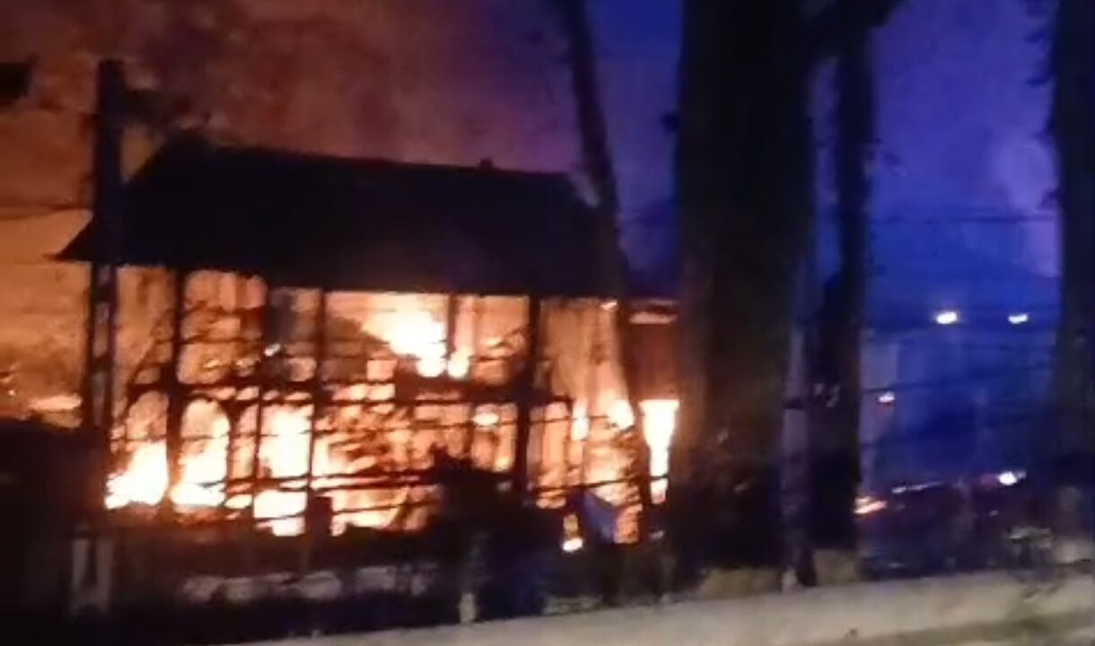 Un incendio devora una fábrica de madera en Muxika