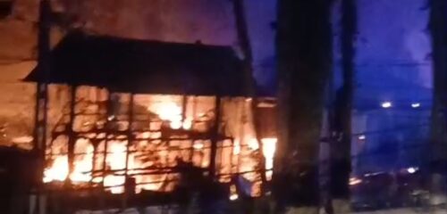 Un incendio devora una fábrica de madera en Muxika