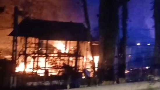 Un incendio devora una fábrica de madera en Muxika