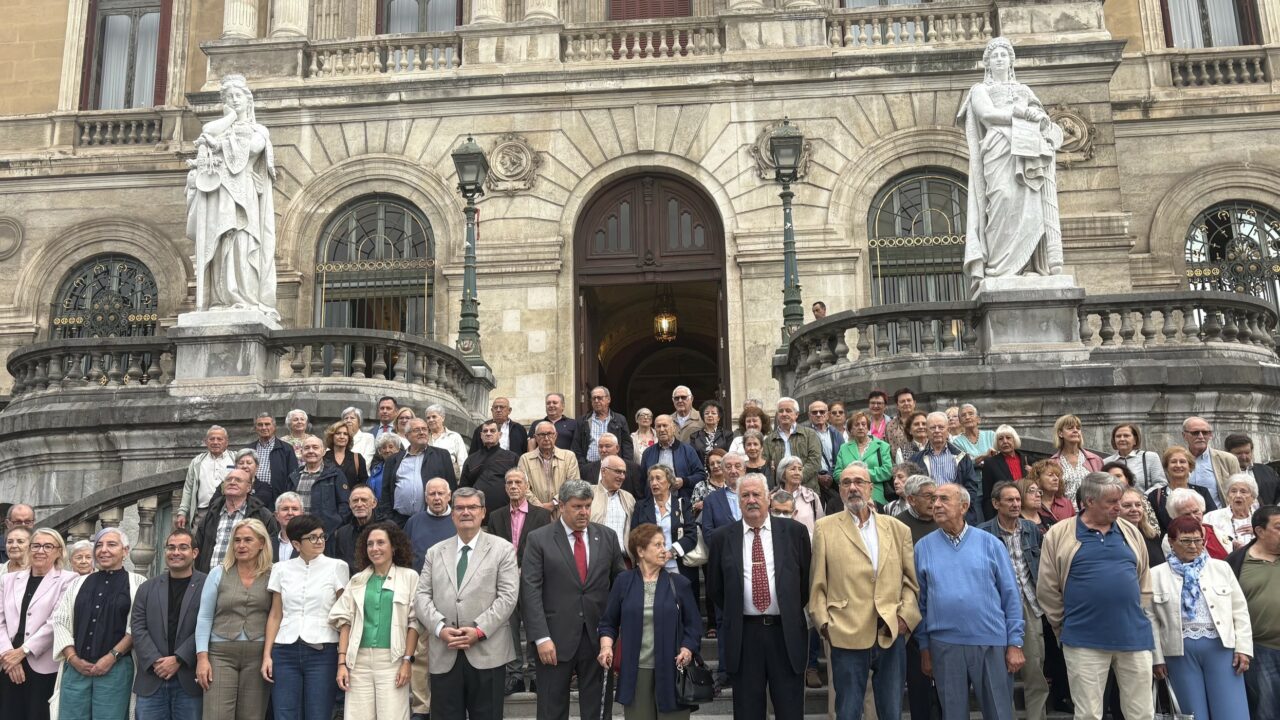 Bilbao reconoce la trayectoria de doce personas vinculadas a las asociaciones de mayores