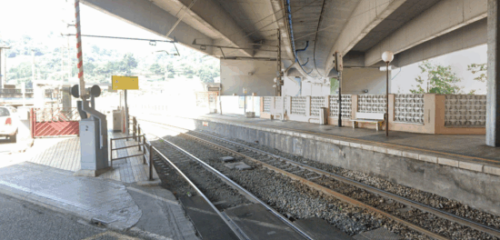 Un coche arrolla las barreras del tren en Zorrotza y las bloquea durante más de media hora