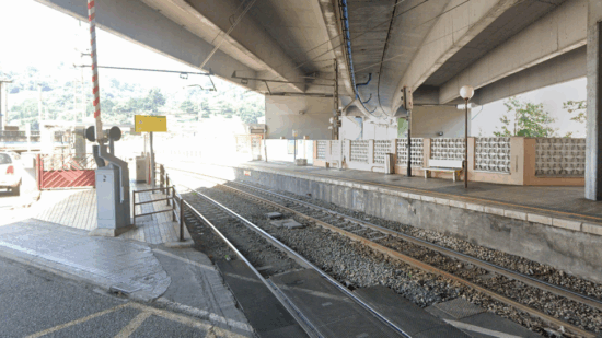 Un coche arrolla las barreras del tren en Zorrotza y las bloquea durante más de media hora