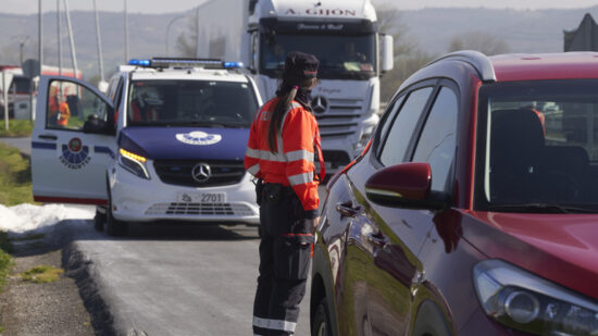 La Euskal Polizia realizará controles de tráfico porque un segundo mirando el móvil puede cambiarlo todo