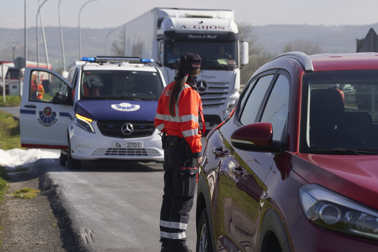 La Euskal Polizia realizará controles de tráfico porque un segundo mirando el móvil puede cambiarlo todo