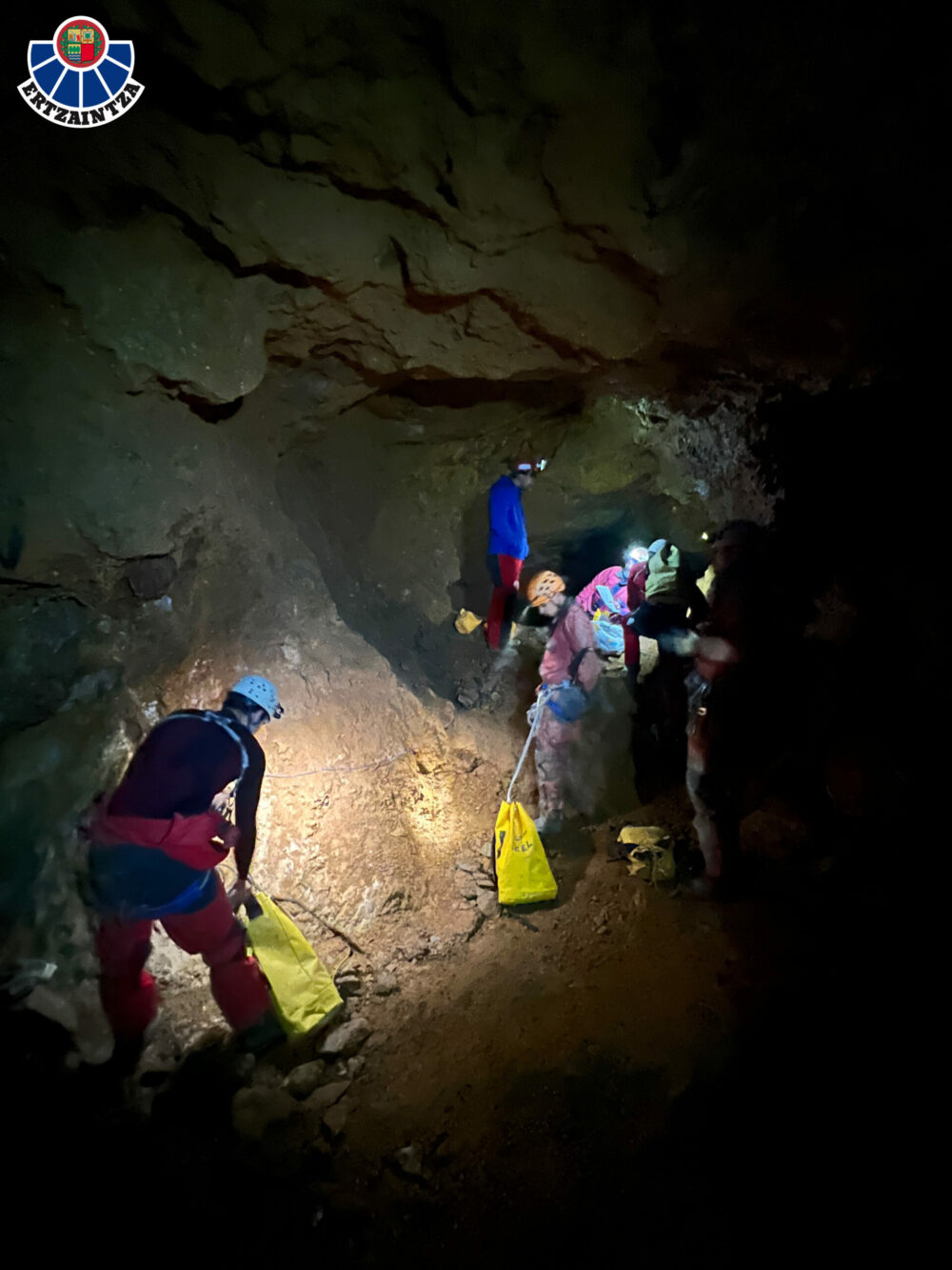 50 especialistas participan durante 11 horas en un simulacro de espeleosocorro en esta sima de Bizkaia
