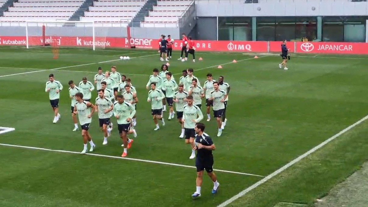 Christian Imga, novedad de Edin Terzic en un descafeinado entrenamiento a puerta abierta en Lezama