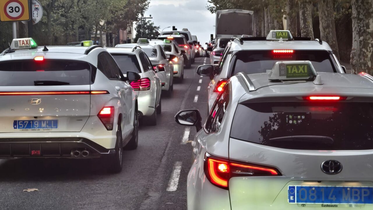 Los taxistas vascos llevan sus reivindicaciones a Donostia: exigen más control sobre los VTC