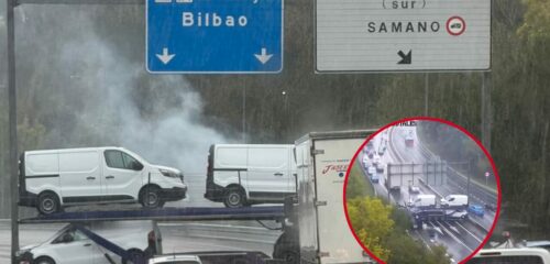 Un camión portacoches hace la tijera y provoca el corte de la A-8 en Castro Urdiales