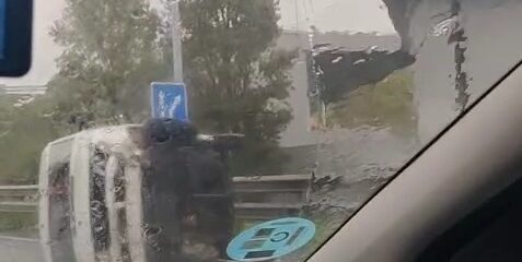 El vuelco de una furgoneta deja un herido y complica el tráfico en Bilbao