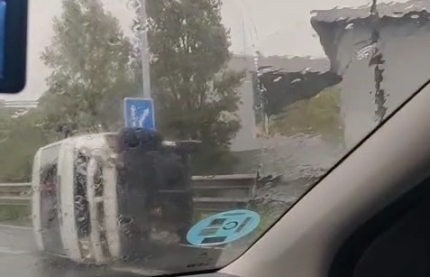 El vuelco de una furgoneta deja un herido y complica el tráfico en Bilbao