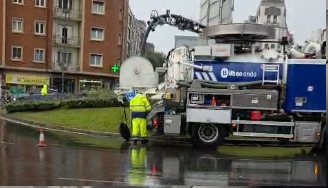 Deusto prepara sus alcantarillas ante la intensidad de las lluvias