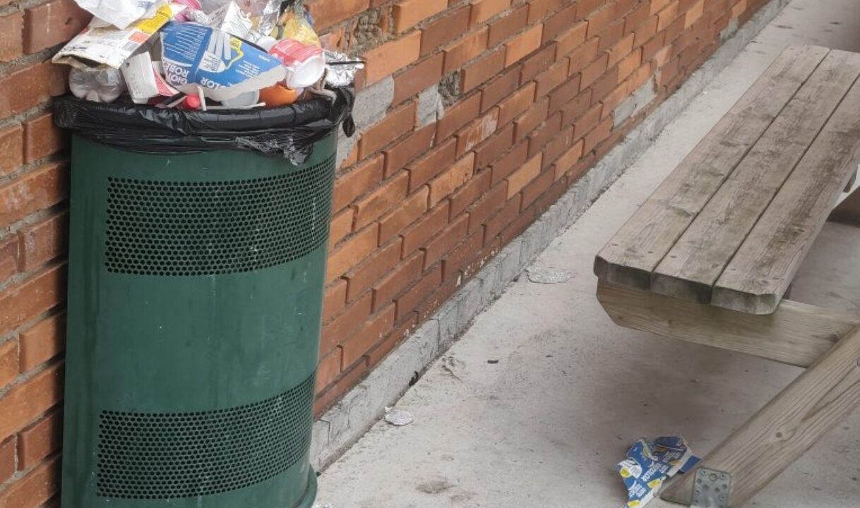 Los padres del Fray Juan de Zorrotza denuncian la basura por la huelga de limpieza: «Ya hay ratas»