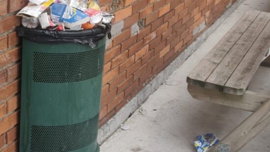 Los padres del Fray Juan de Zorrotza denuncian la basura por la huelga de limpieza: «Ya hay ratas»
