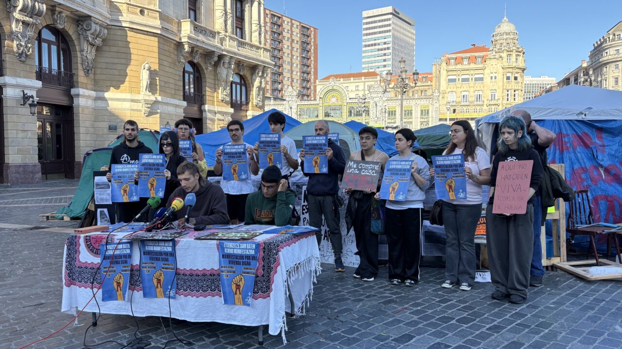 La acampada por la vivienda de Bilbao inicia su desescalada y llama a movilizarse este viernes